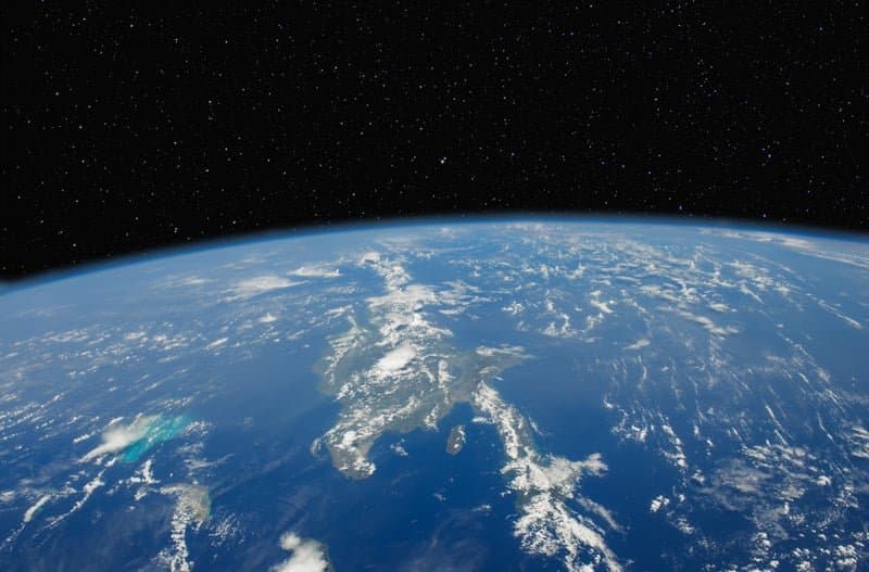 Amazon Urges FCC to Reject SpaceX's Million-Satellite Datacenter Plan as 'Speculative'