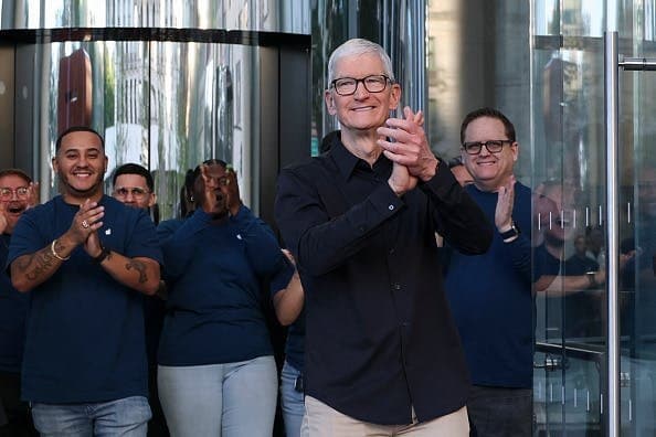 Apple Surpasses Samsung in Global Smartphone Shipments for First Time in 14 Years