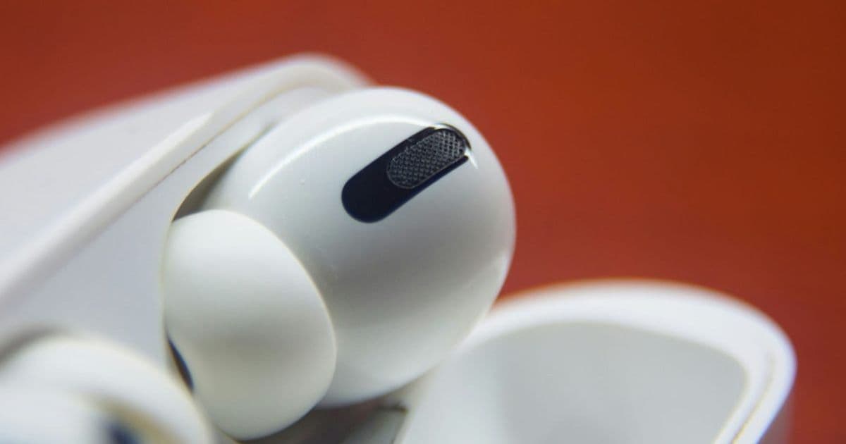 Audiologists Warn of Hearing Risks from AirPods, Recommend 60/60 Rule