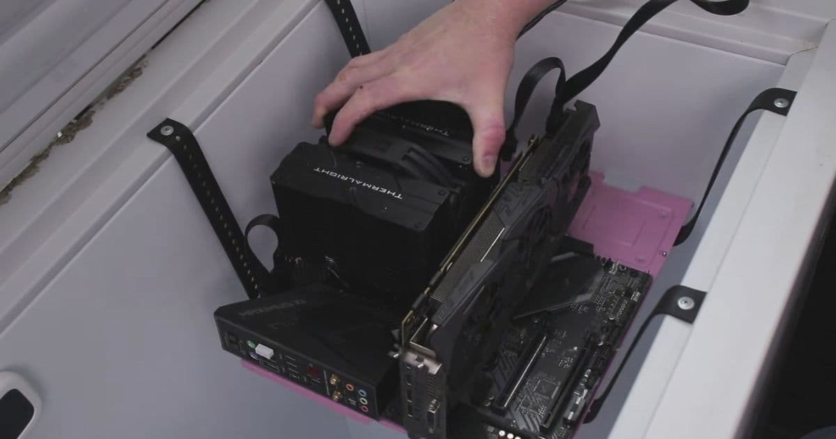 Australian Modder Achieves Stable PC Operation at -28°C Using Household Freezer and Silica Gel