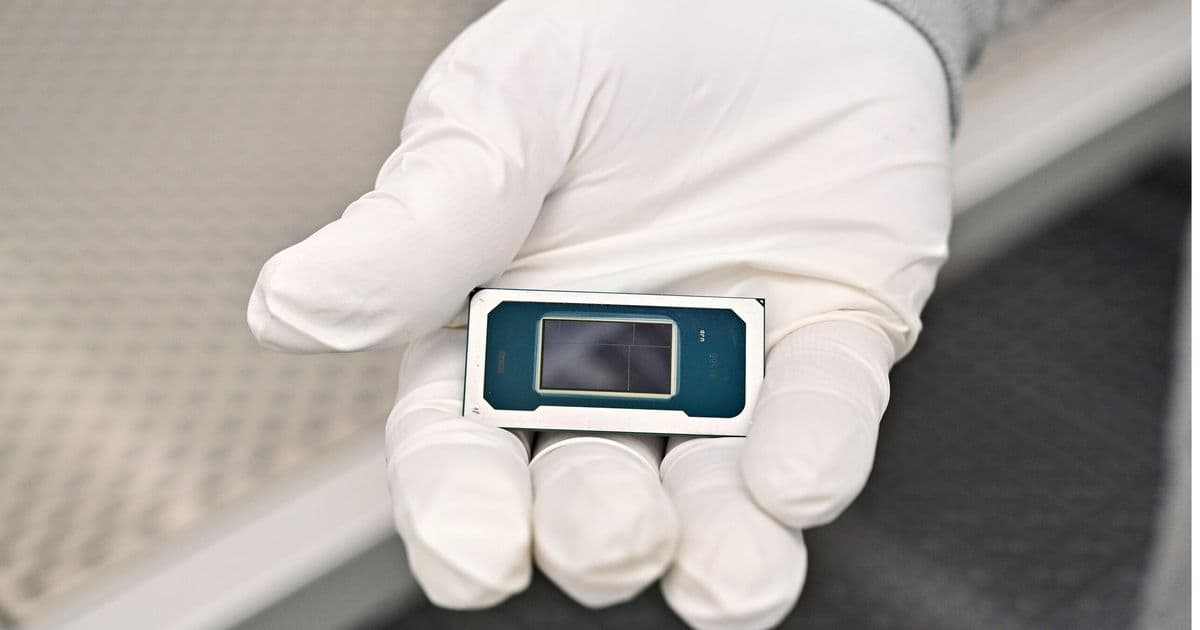 Asus ExpertBook Ultra Pairs Intel Panther Lake Power with a Battery Performance Caveat