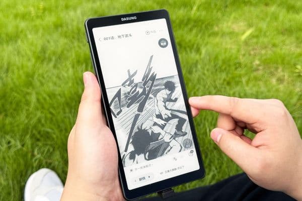 Dasung Link 2 يحوّل iPhone إلى جهاز E Ink محمول باليد