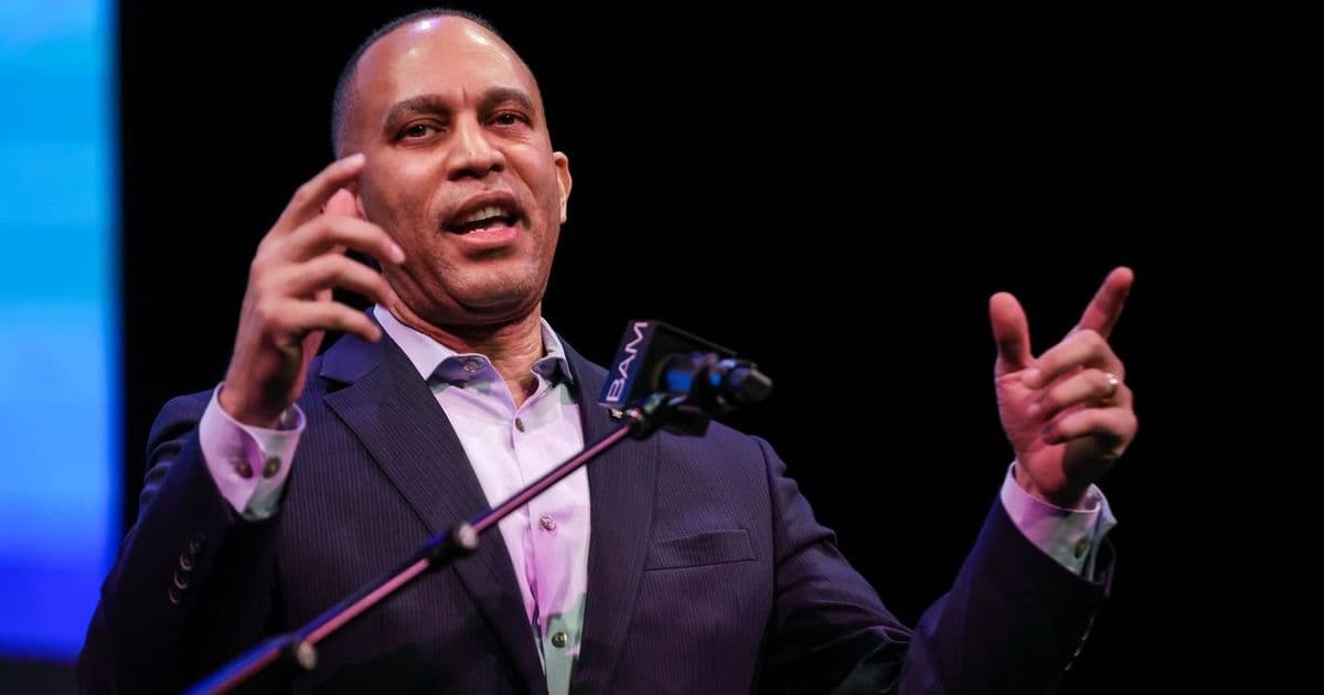 Democrats Face Political Crossroads on DHS Funding Vote Following Minneapolis Tragedy