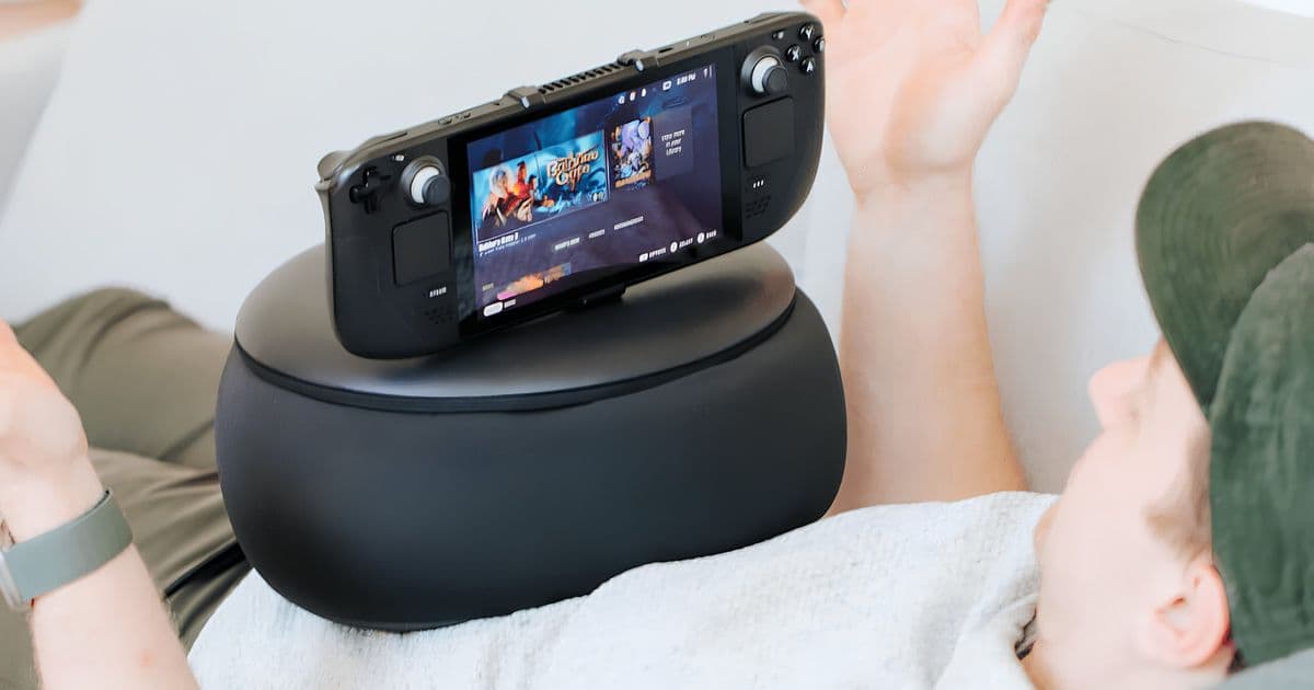 Mechanism's Gaming Pillow Tackles Numb Hands From Handheld Sessions, With Mixed Results