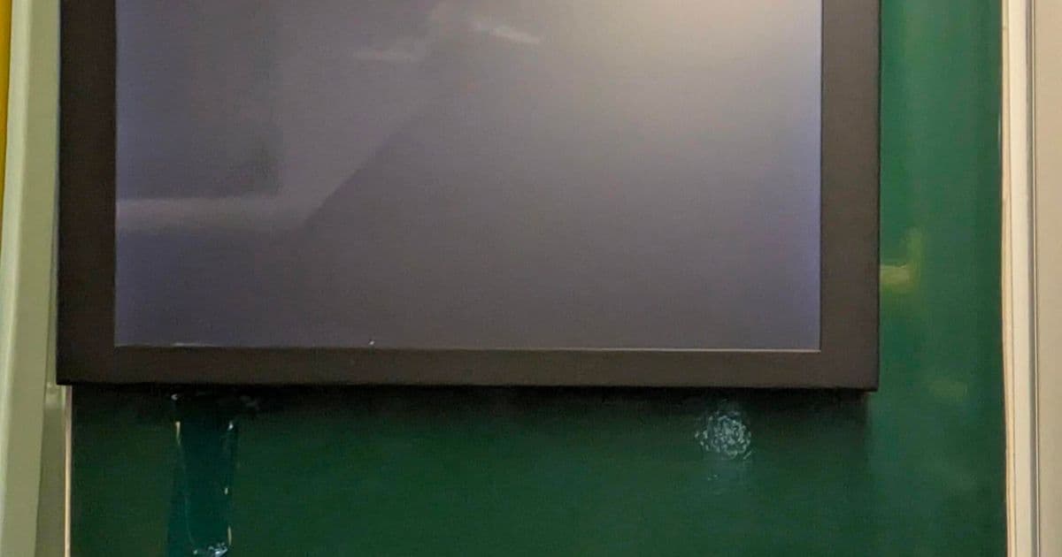 Linux bootloader fails on bus screen, leaving passengers staring at grub rescue prompt