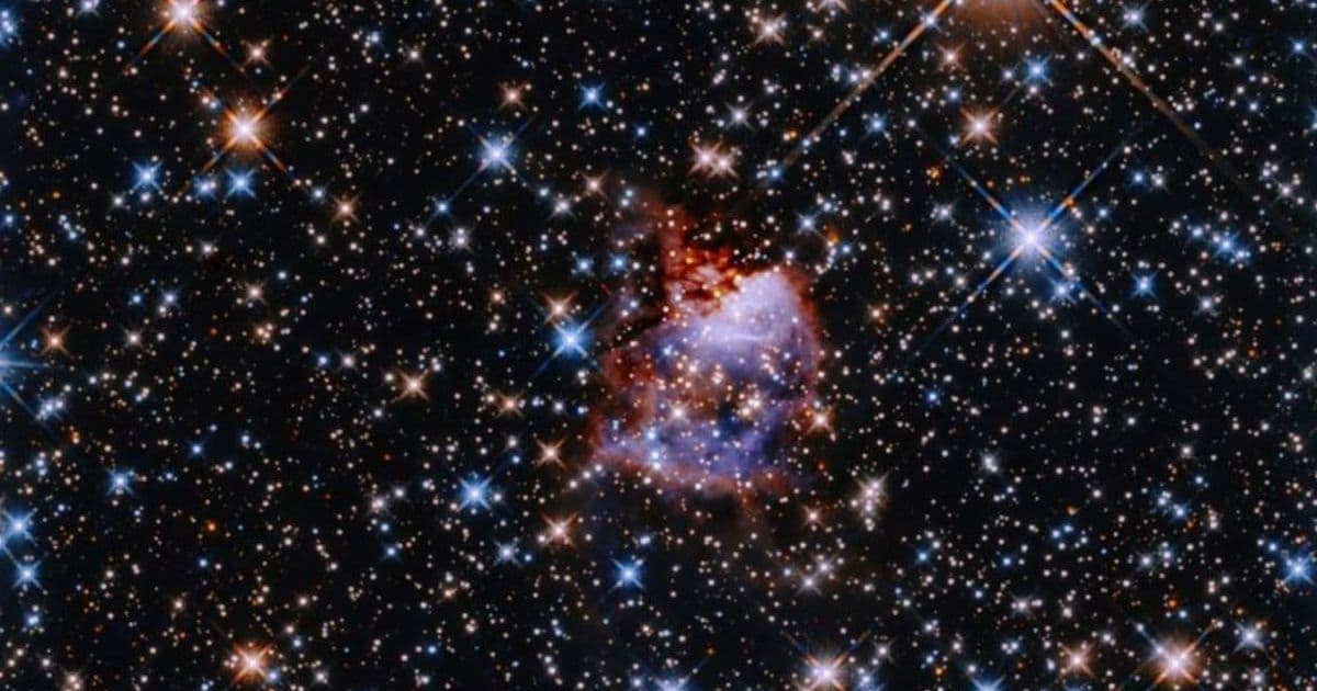 Hubble peers through thick dust to capture hidden young stars