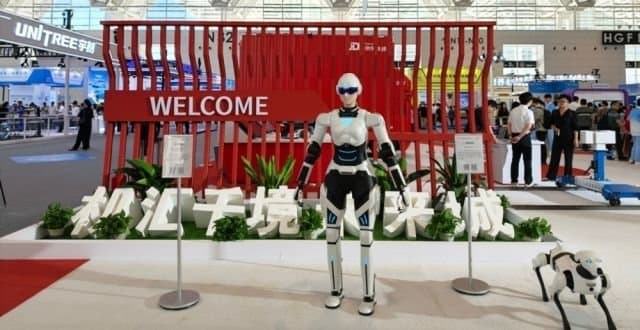 JD.com rolls out “Wolf Pack” robot matrix at World Intelligent Industry Expo