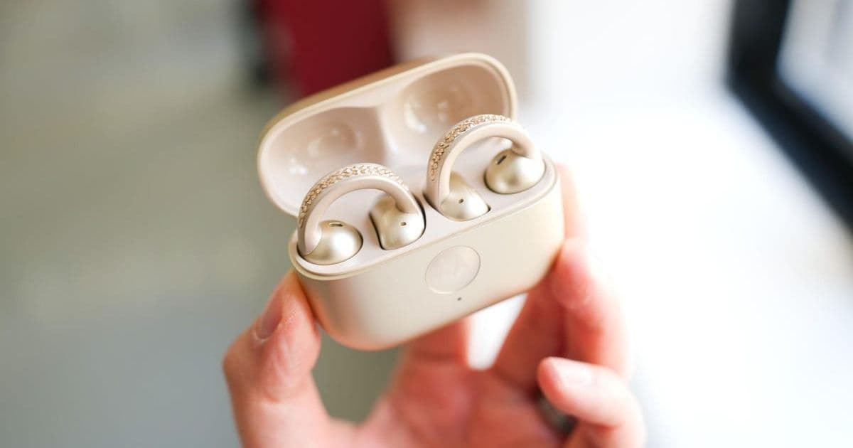 Moto Buds Loop: Swarovski-Adorned Earbuds Challenge Audiophile Expectations with Bose-Tuned Sound