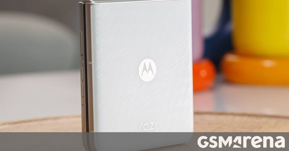 Motorola's 2025 Razr Foldables Finally Get Android 16 Update in the US