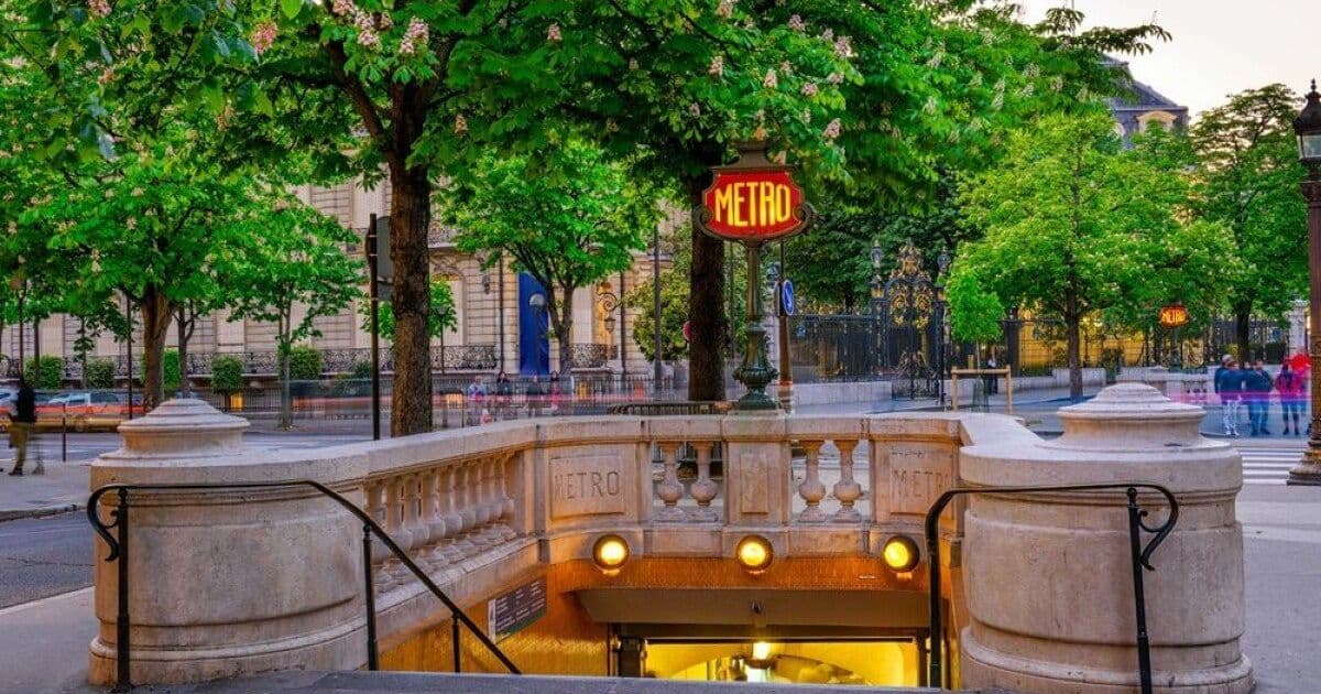 Next stop, C:\ ... Paris Metro screen goes off the tracks