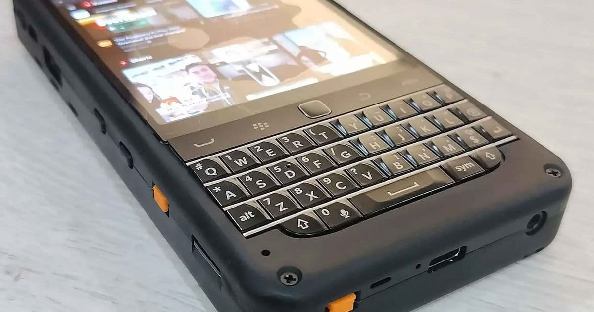piBrick Pocket-CM5: DIY Raspberry Pi handheld with keyboard, trackpad and 3.9‑inch AMOLED