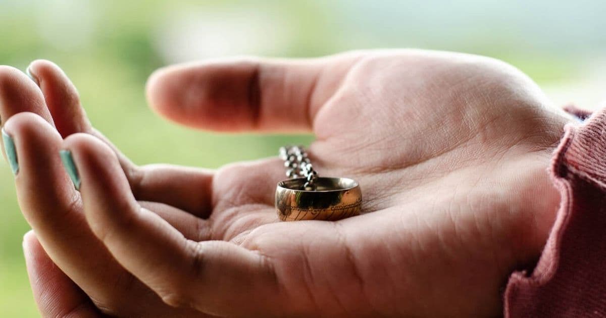 Techie's one ring brought darkness by shorting a server • The Register