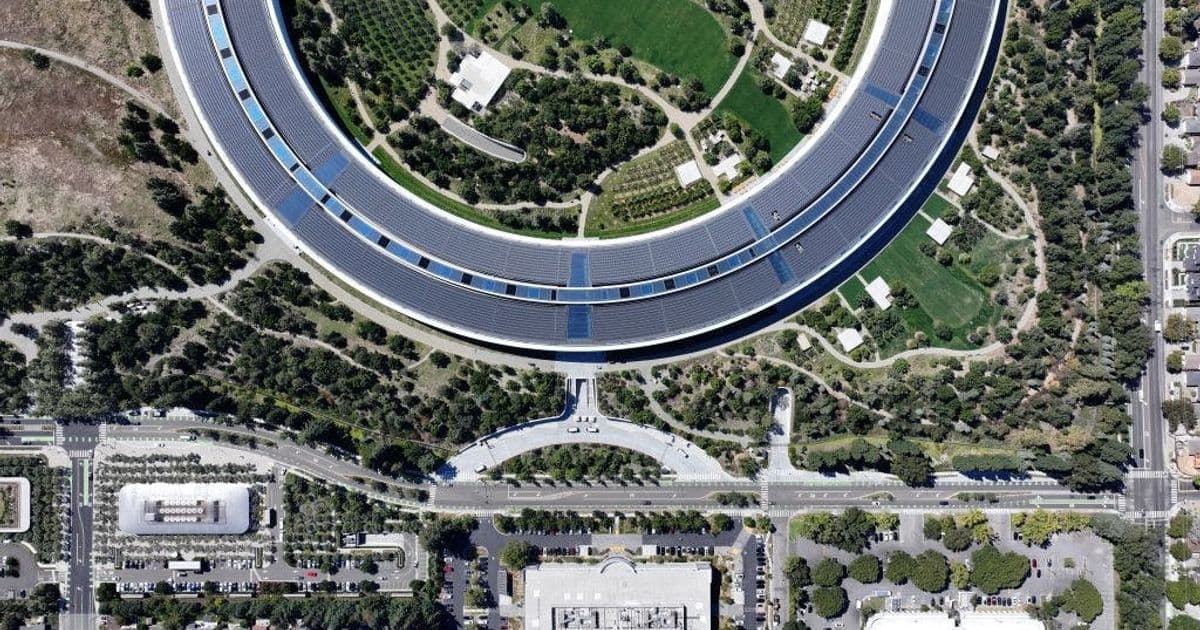 Apple's Unusual Capital Expenditure Pattern Amid Big Tech's AI Infrastructure Boom