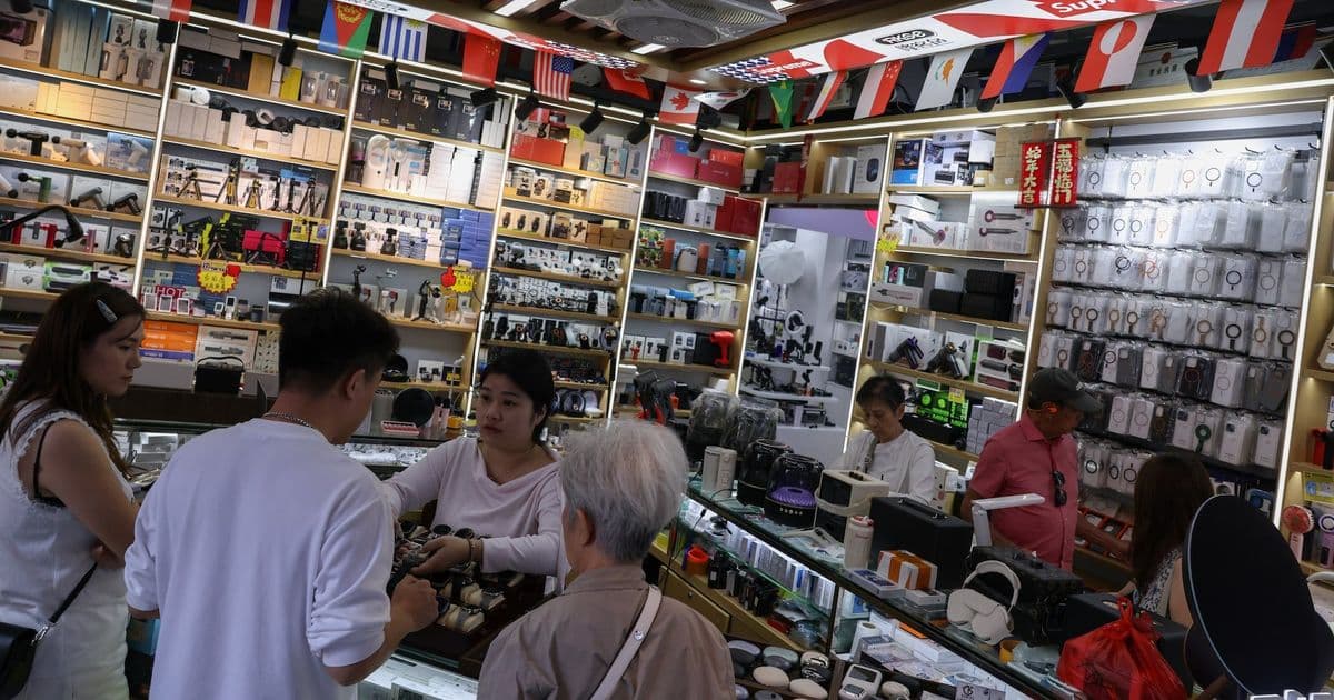 Global Smartphone Shipments to Fall 12.9% in 2026 Amid Memory Price Surge