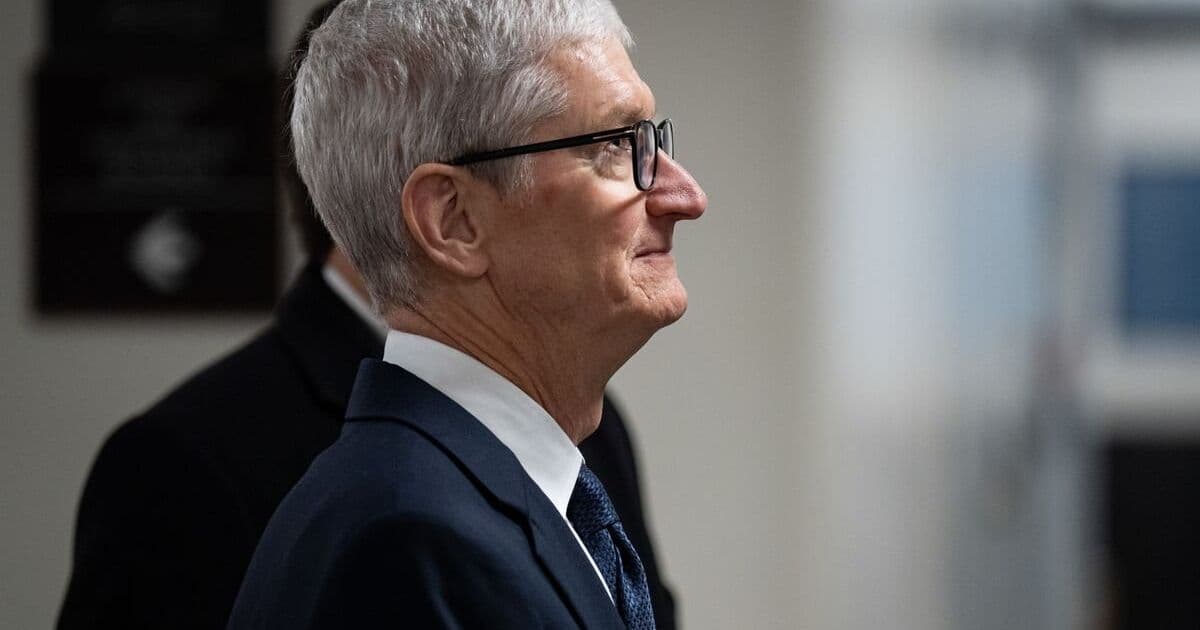 Apple's AI Reckoning: Execs Question Strategy as New MacBook Pros Launch