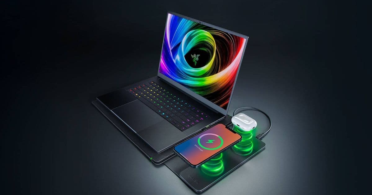 Razer's 16-Inch Laptop Sleeve Charges Your Phone While Protecting Your Laptop