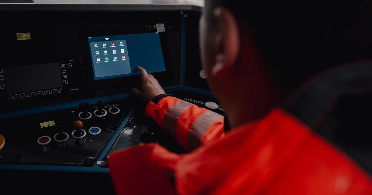 Siemens Vectron X Adds an App Store and an 11.6-Inch Smartscreen to the Locomotive Cab