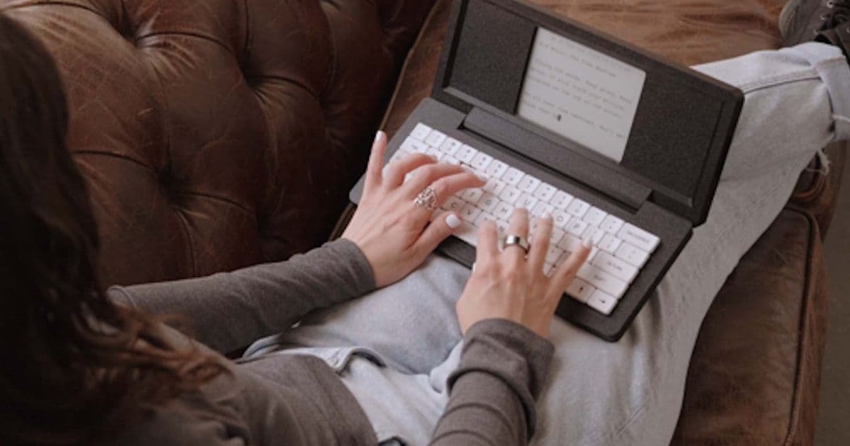 Zerowriter Fold: Modern e‑ink typewriter promises up to 100 hours of writing time