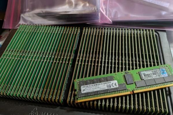 E-Waste Goldmine: $20,000 in Server RAM Rescued from the Dumpster