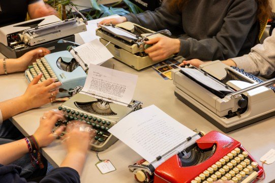 A college instructor turns to typewriters to curb AI-written work and teach life lessons - Sentinel Colorado