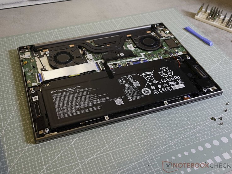 Two Fans and Heatpipes inside the Acer Swift 16
