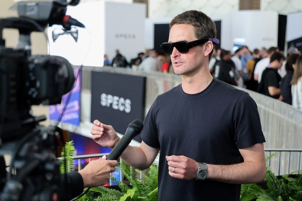 Snap shares fall after Specs debut