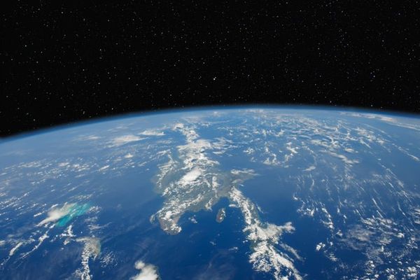 Amazon Urges FCC to Reject SpaceX's Million-Satellite Datacenter Plan as 'Speculative'