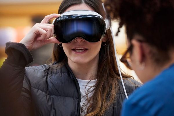 Inside the Vision Pro Launch: How Apple's Retail Strategy Backfired