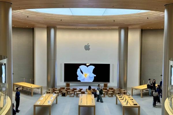 Apple Holds Back AI Siri in the EU and China, Citing Regulatory Friction