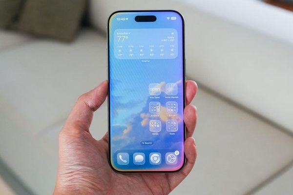 Apple's AI News Summaries Return to iOS 26 with Accuracy Warnings: Why Experts Urge Caution