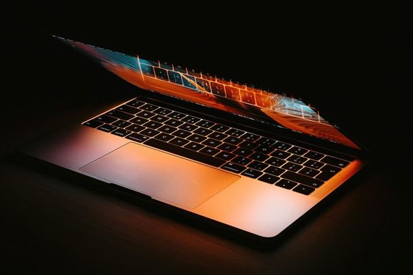 Apple to Drive OLED Notebook Growth in 2026 Amid Smartphone Slowdown