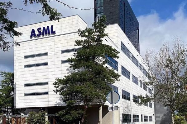 ASML's 1,700 Management Cuts Create Seven-Week Stalemate as Workers Remain in Limbo