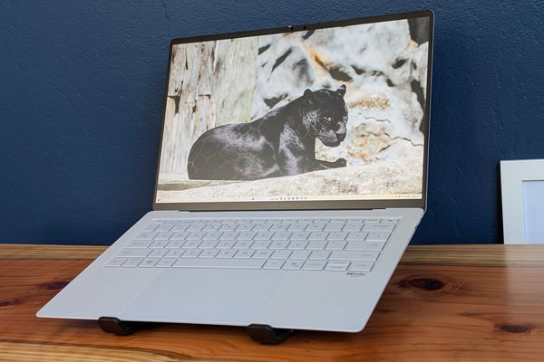 Asus ExpertBook Ultra Challenges Gaming Laptops with Intel's New Integrated Graphics