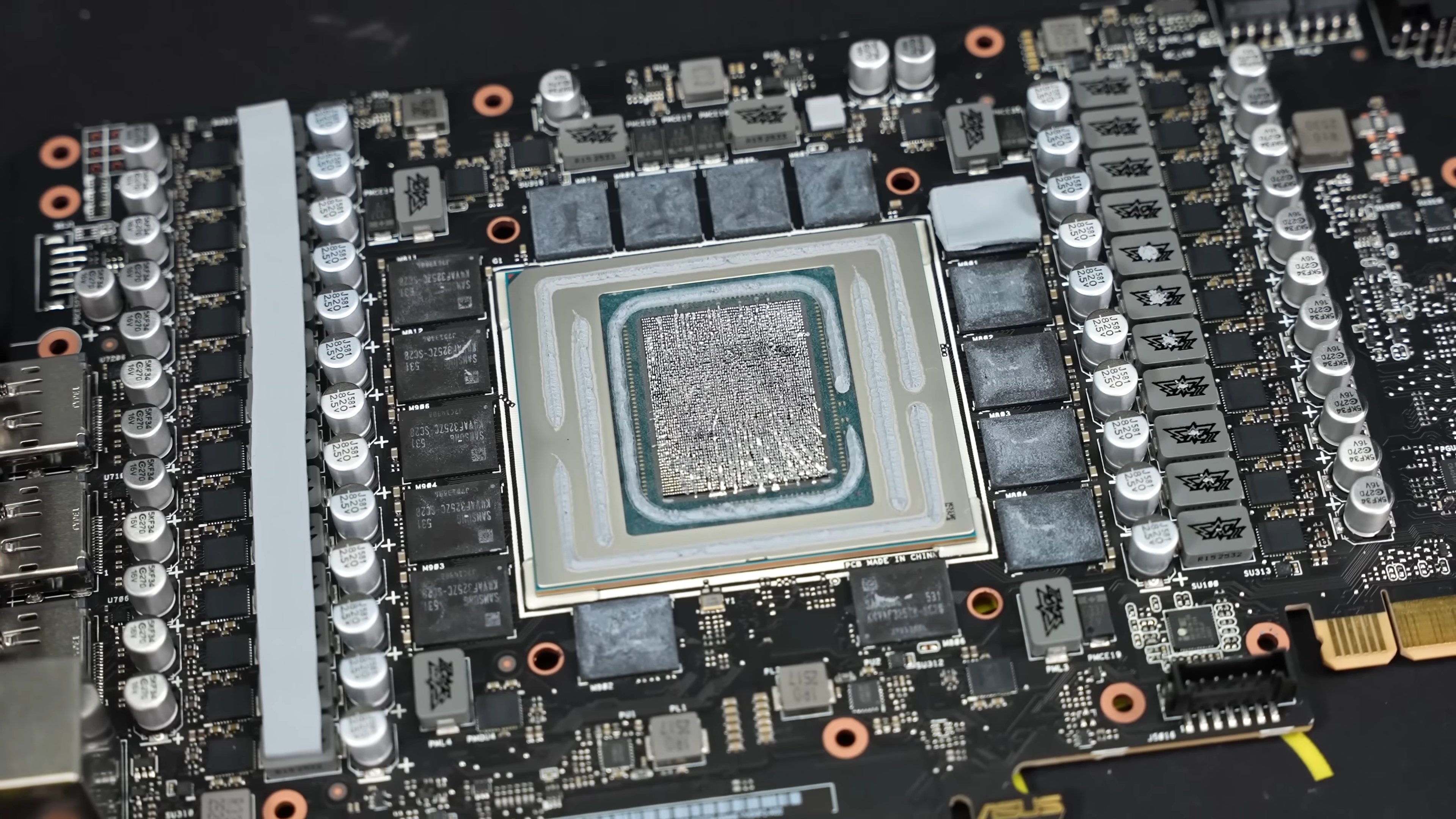 New liquid metal application on Asus ROG Matrix RTX 5090 retail units