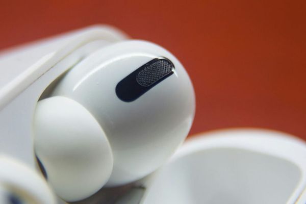 Audiologists Warn of Hearing Risks from AirPods, Recommend 60/60 Rule