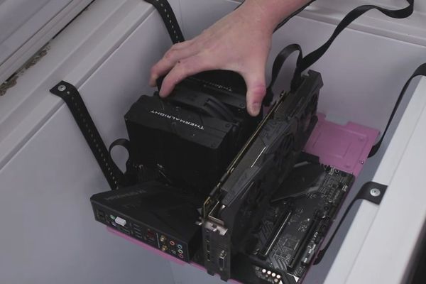 Australian Modder Achieves Stable PC Operation at -28°C Using Household Freezer and Silica Gel