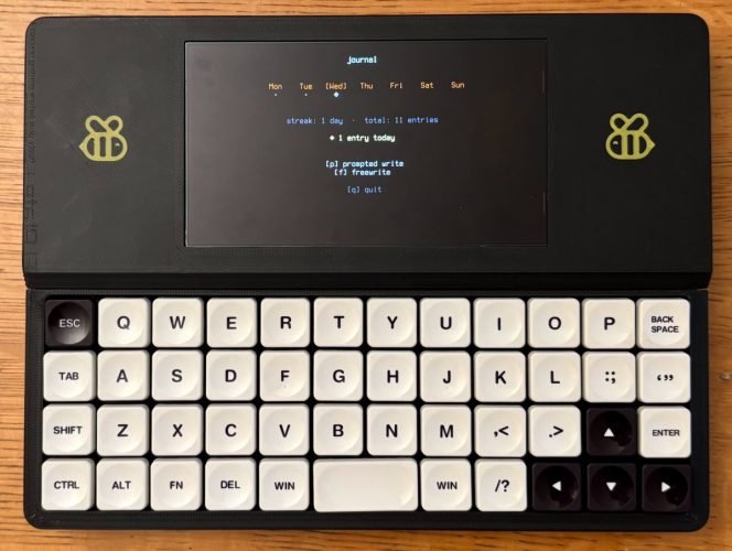 Bee Write Back is a DIY distraction-free writing machine with OLED display and mechanical keyboard - Liliputing