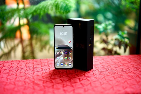 Motorola Razr 70’s Foldable AMOLED Beats Samsung and Xiaomi in Brightness and Color Accuracy