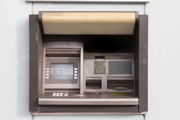 Windows 7 Login Screen Appears on Faulty ATM, Exposing Legacy OS Risks in Critical Infrastructure