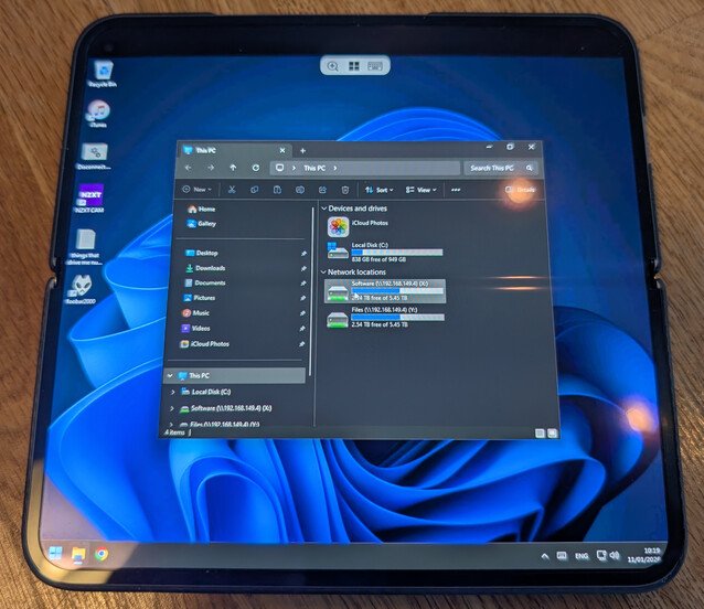 Foldables definately have the edge when working with Remote Desktop, VNC and other remote administration tools. But there are still compromises (Image Source: Notebookcheck)