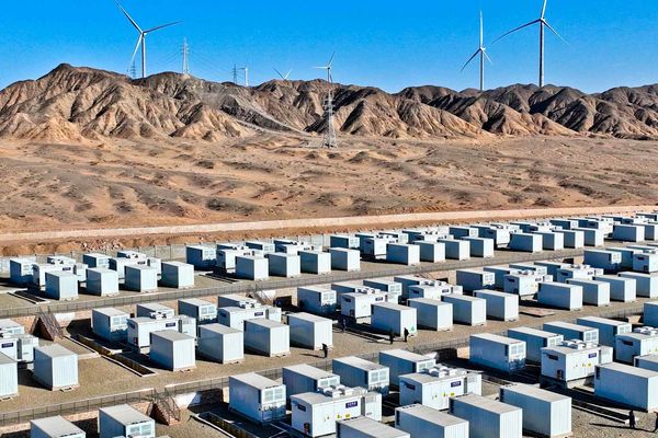 China Widens Battery Storage Dominance with Installations Tripling North America's