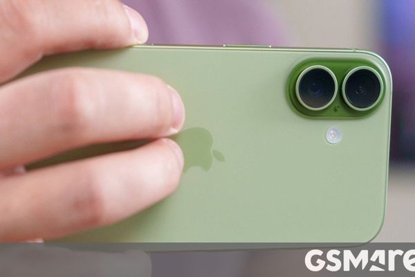 European Smartphone Market Shows Modest Growth in Q4 2025, But Memory Chip Crisis Looms