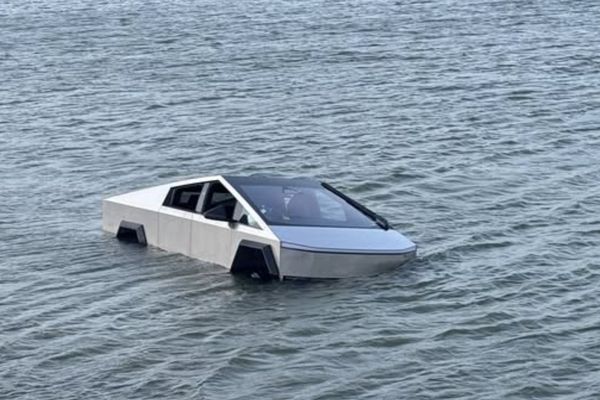 Cybertruck tested in Grapevine Lake: Wade Mode fails, vehicle recovered