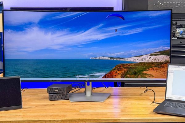 Dell UltraSharp 52 Thunderbolt Hub Monitor Review: The Ultimate Productivity Powerhouse
