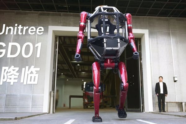 Elon Musk applauds Unitree’s GD01 rideable mech, calls it “cool”