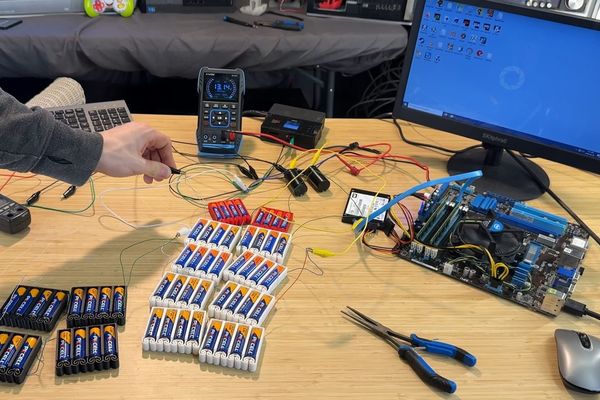 Enthusiast Runs Desktop PC on 56 AA Batteries — Intel System Lasts Less Than 5 Minutes Playing Minesweeper