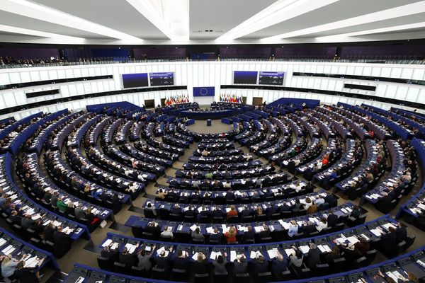 EU Parliament Freezes Trade Deal Ratification as Trump's Greenland Tariff Threats Escalate
