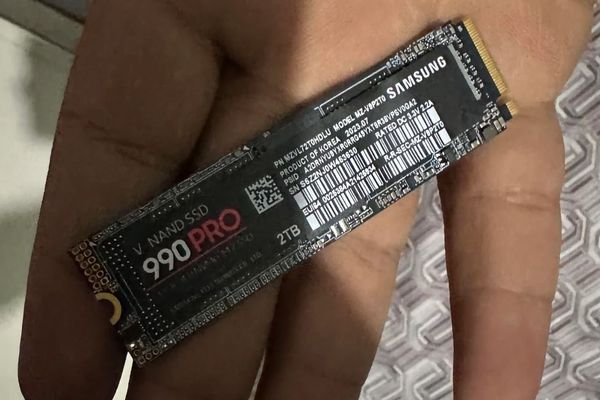 Fake Samsung 990 Pro SSD fools basic checks but performs worse than USB 2.0 drive