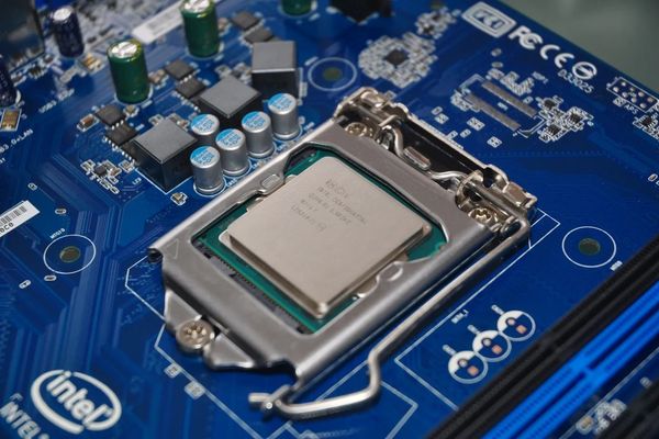 Fedora 45 Considers x86_64-v3 Packages: Performance Boost or Infrastructure Burden?