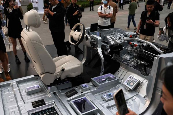 Memory Chip Shortage Tightens the Noose on Chinese EV Makers